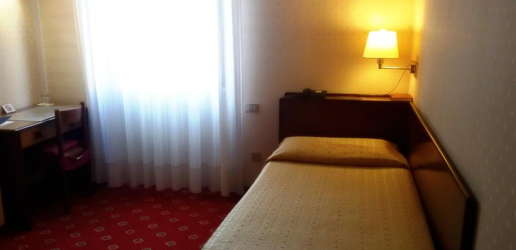 Hotel Quattro Strade Garbagnate Milanese Extérieur photo
